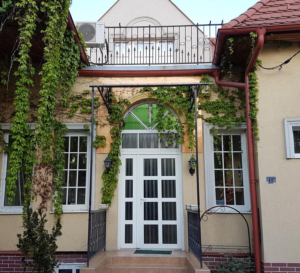 Tulipan Villa Panzio Szolnok Exterior photo